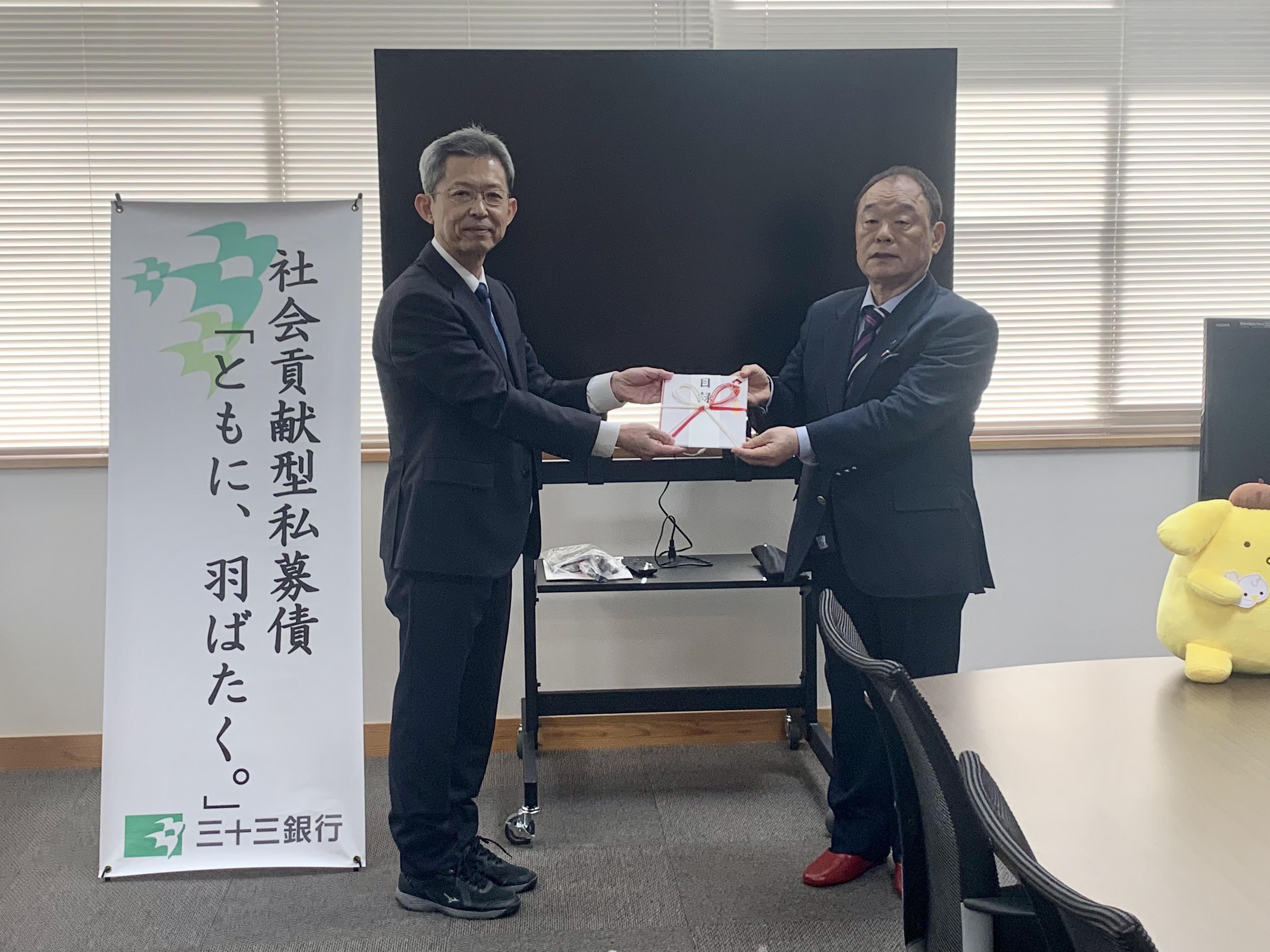 富山県射水市立新湊南部中学校に液晶ディスプレイを寄贈しました。